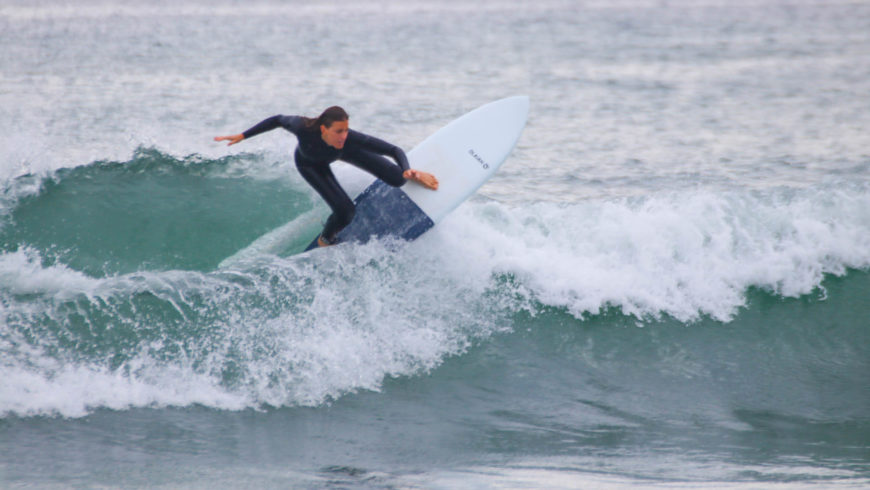Decathlon contribue à la réparation et la valorisation des planches de surf
